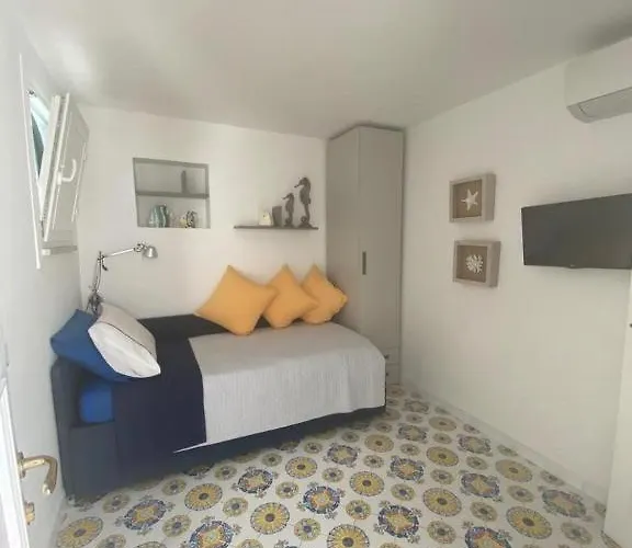 Private Sea View Con Terrazza E Giardino 아파트